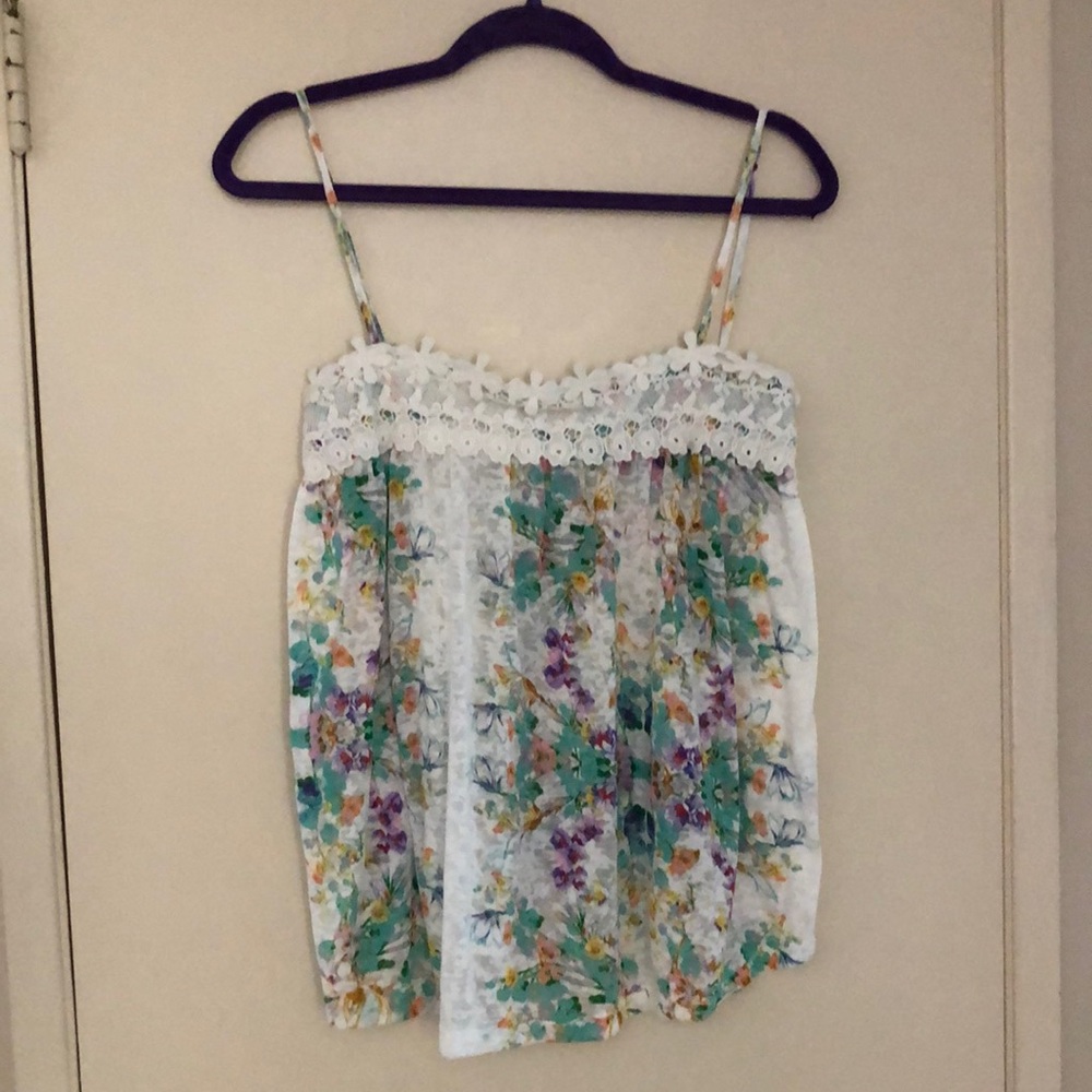 💚🌾🪻🌼Knit floral tank top with 3” lace trim. Size: Medium